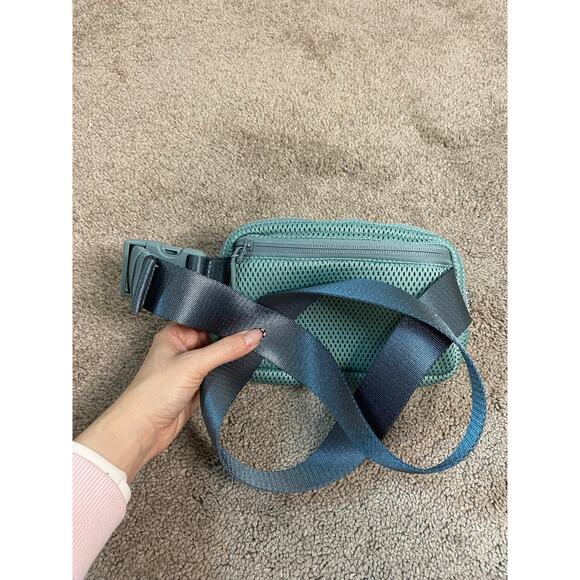 NWOT Lululemon Everywhere Belt Bag,‎ Knit Mesh - Picture 2 of 2